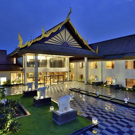 Radisson Blu Plaza Resort & Convention Centre Karjat Exteriör bild The Royal