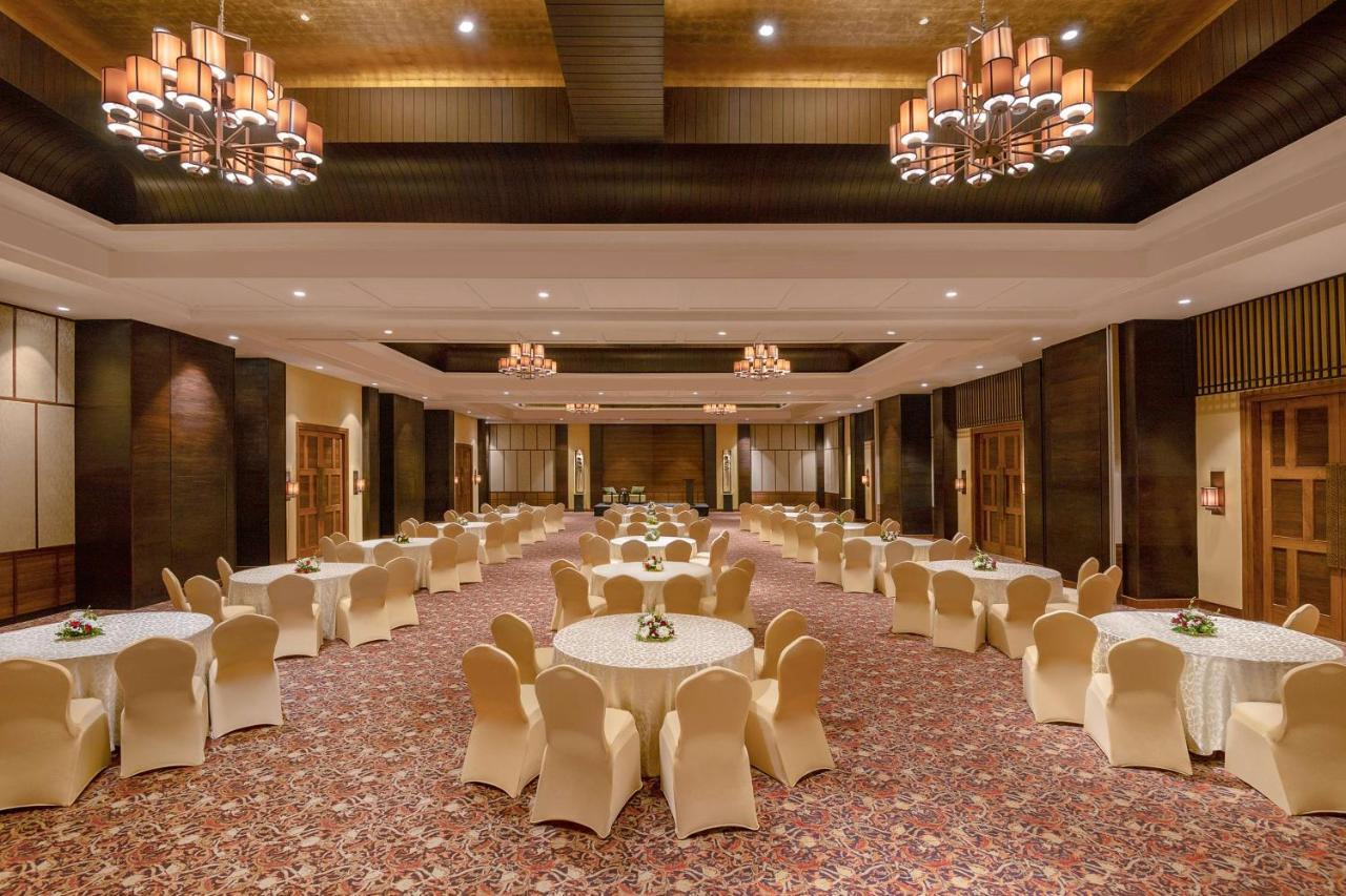 Radisson Blu Plaza Resort & Convention Centre Karjat Exteriör bild The Royal Ballroom