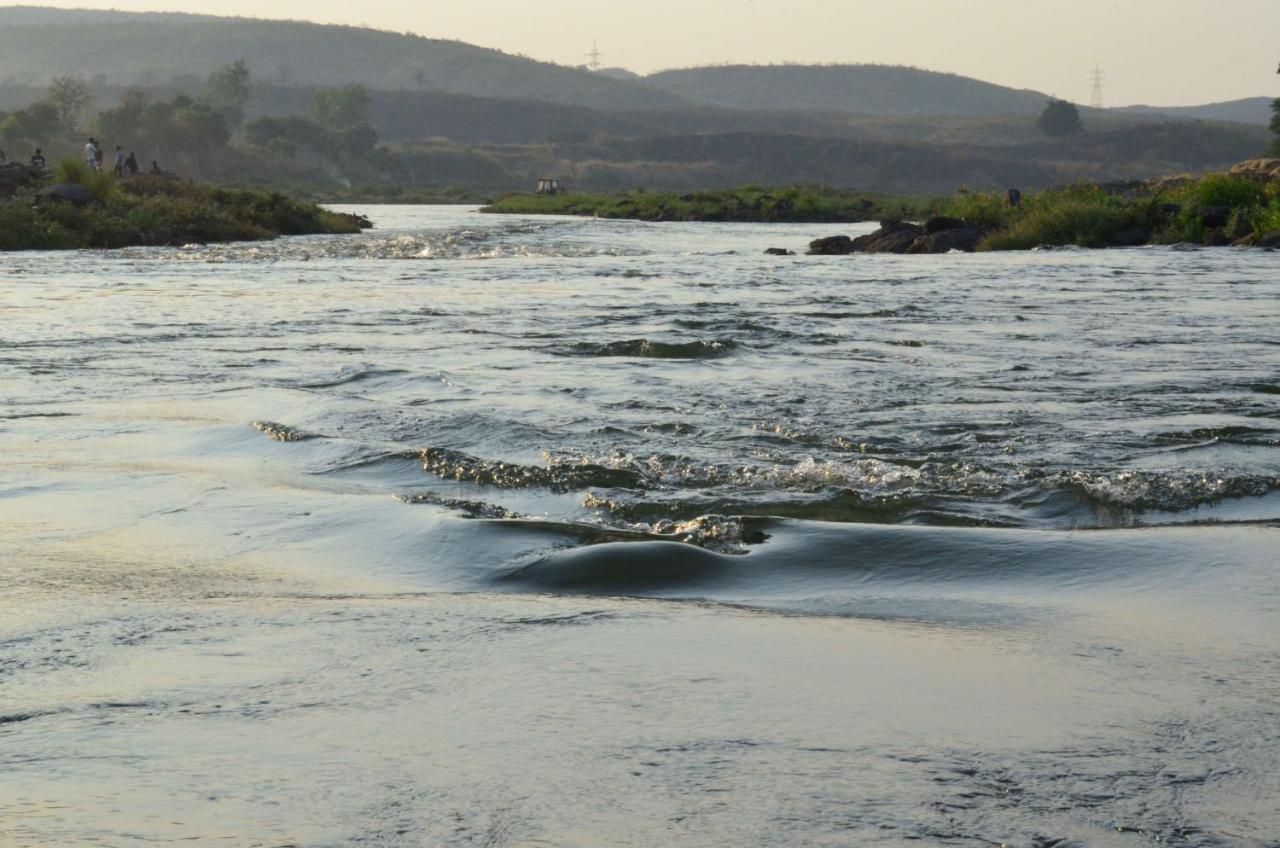 Radisson Blu Plaza Resort & Convention Centre Karjat Exteriör bild The river at the end of the day