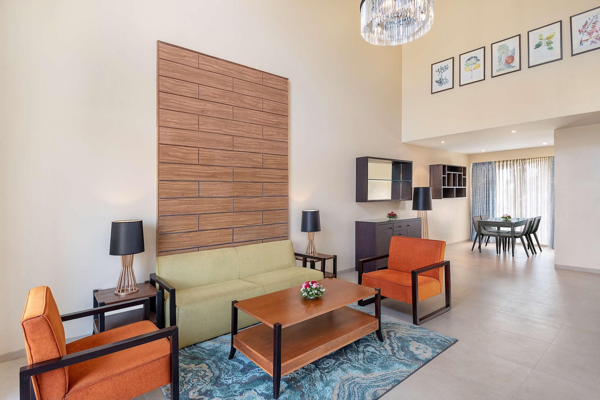 Radisson Blu Plaza Resort & Convention Centre Karjat Exteriör bild Living room