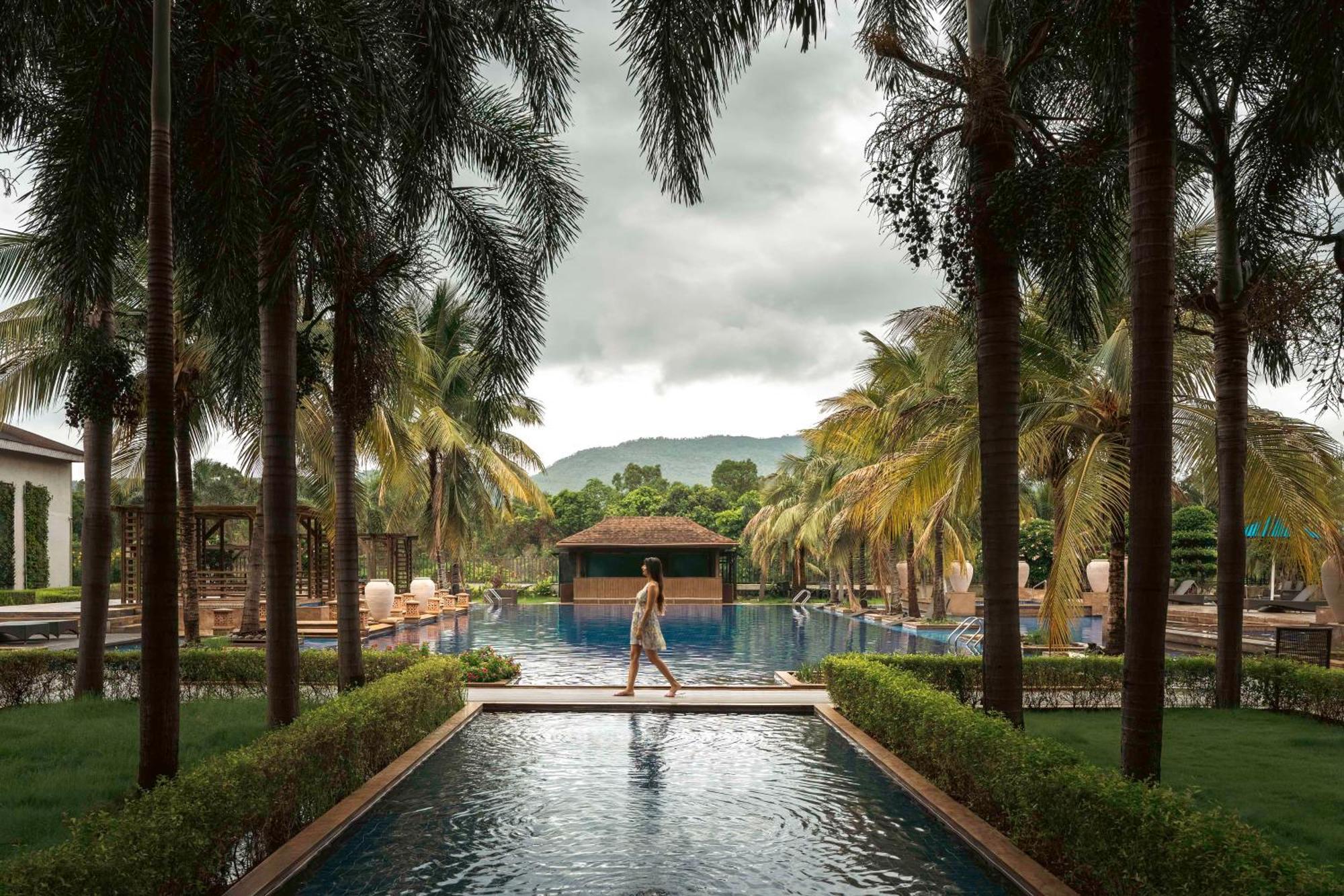 Radisson Blu Plaza Resort & Convention Centre Karjat Exteriör bild The pool at the Anantara Golden Triangle Resort
