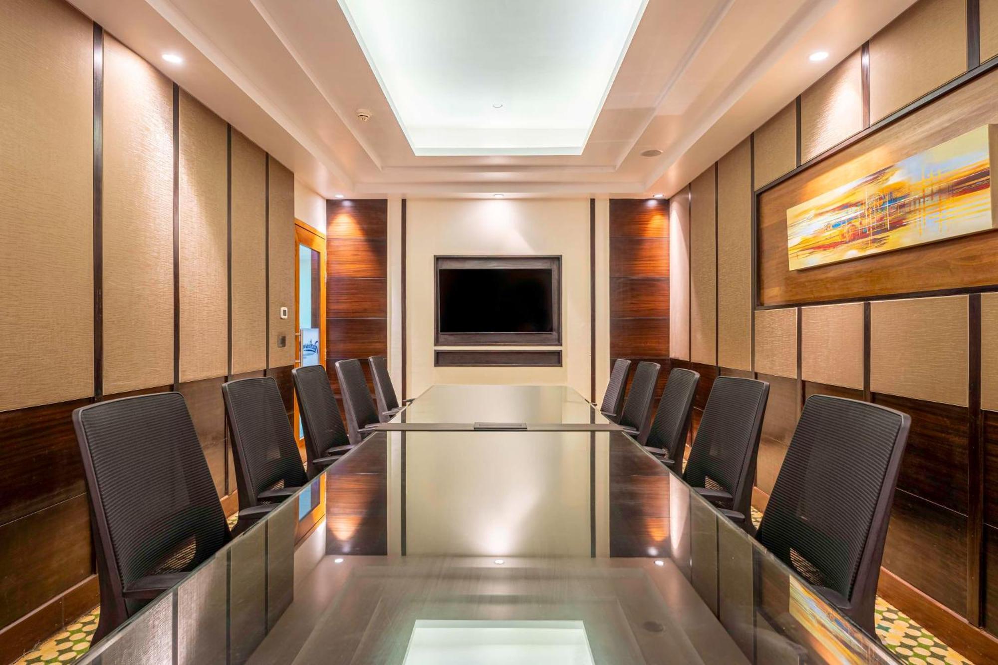 Radisson Blu Plaza Resort & Convention Centre Karjat Exteriör bild A boardroom