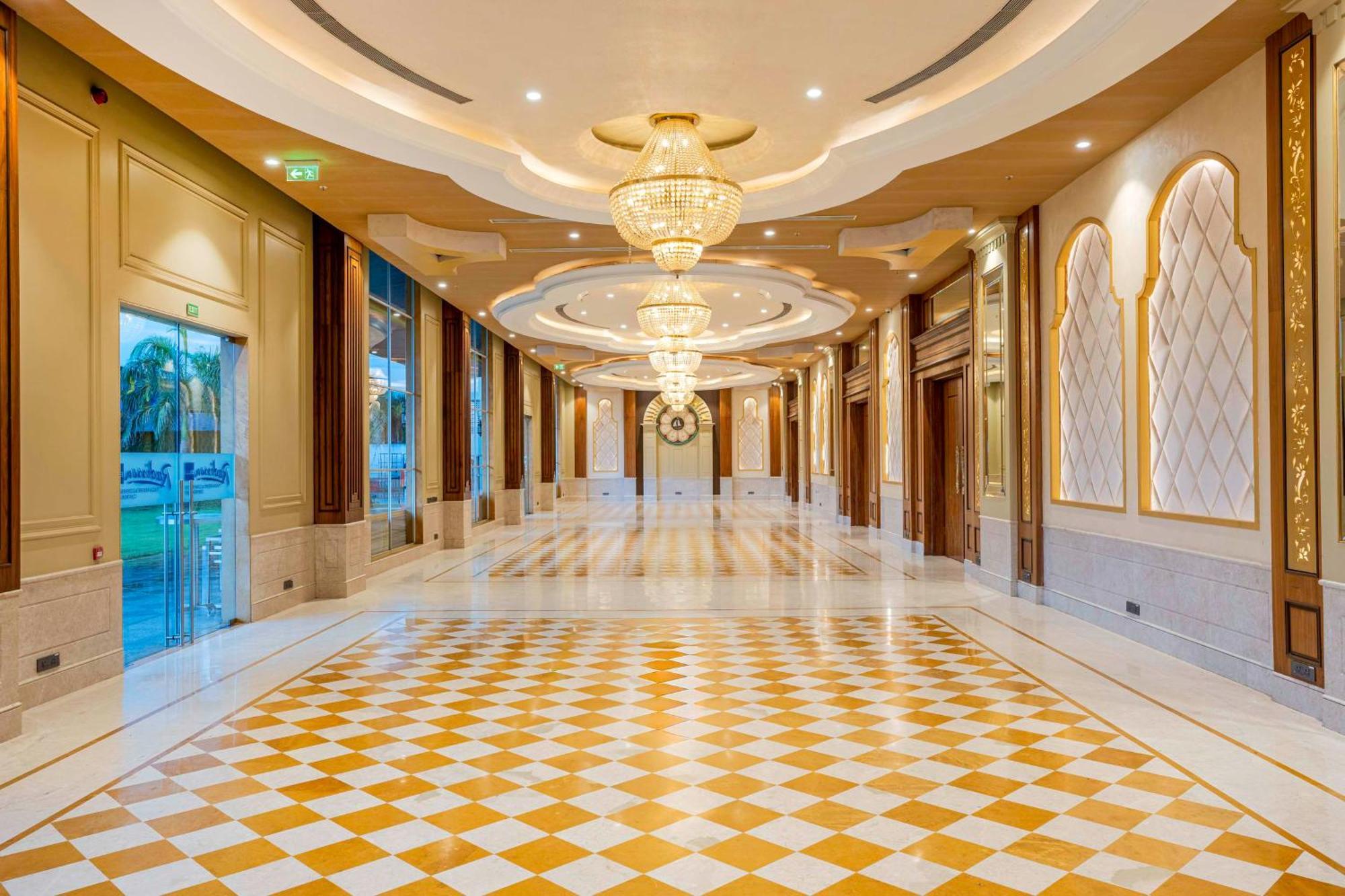 Radisson Blu Plaza Resort & Convention Centre Karjat Exteriör bild The interior of the hotel