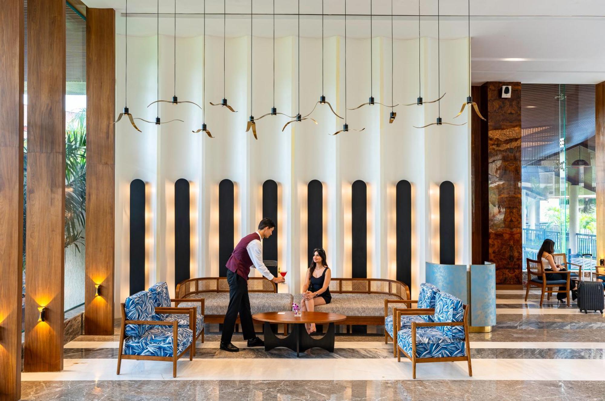 Radisson Blu Plaza Resort & Convention Centre Karjat Exteriör bild Lobby