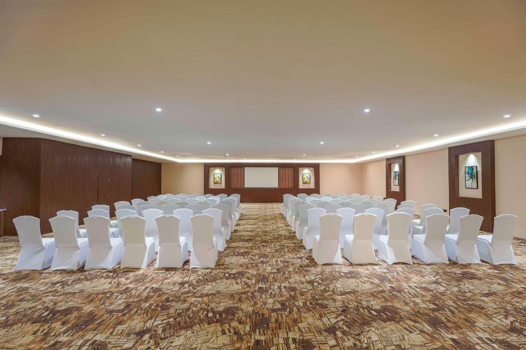 Radisson Blu Plaza Resort & Convention Centre Karjat Exteriör bild The ballroom