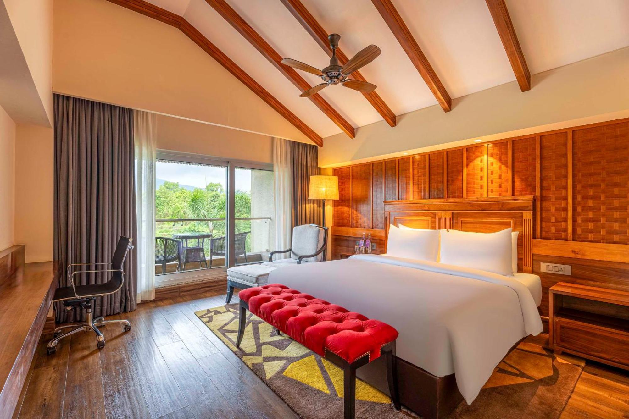 Radisson Blu Plaza Resort & Convention Centre Karjat Exteriör bild Deluxe Room