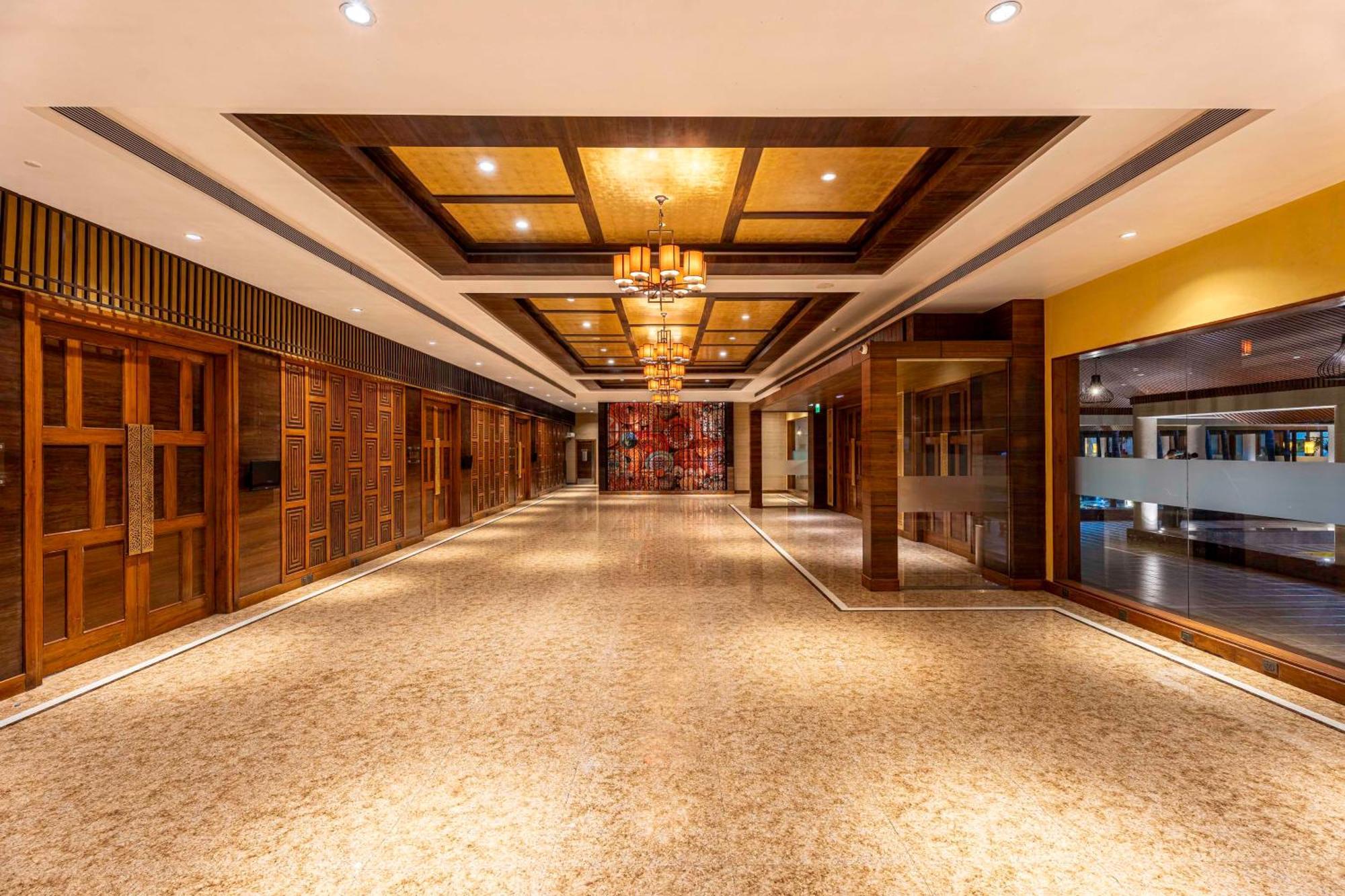 Radisson Blu Plaza Resort & Convention Centre Karjat Exteriör bild The interior of the hotel