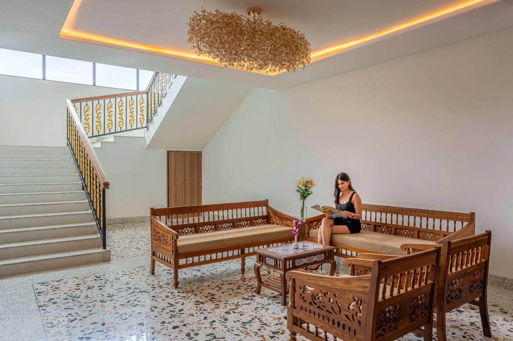 Radisson Blu Plaza Resort & Convention Centre Karjat Exteriör bild Lobby