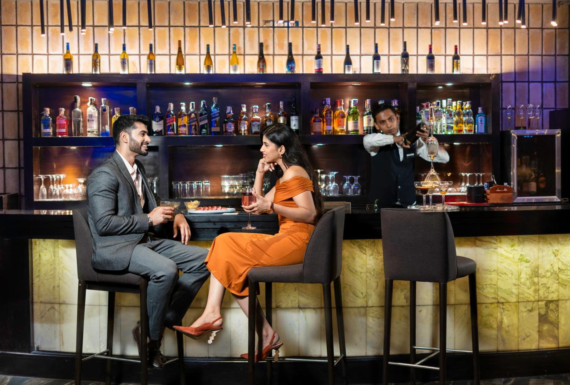 Radisson Blu Plaza Resort & Convention Centre Karjat Exteriör bild The Bar
