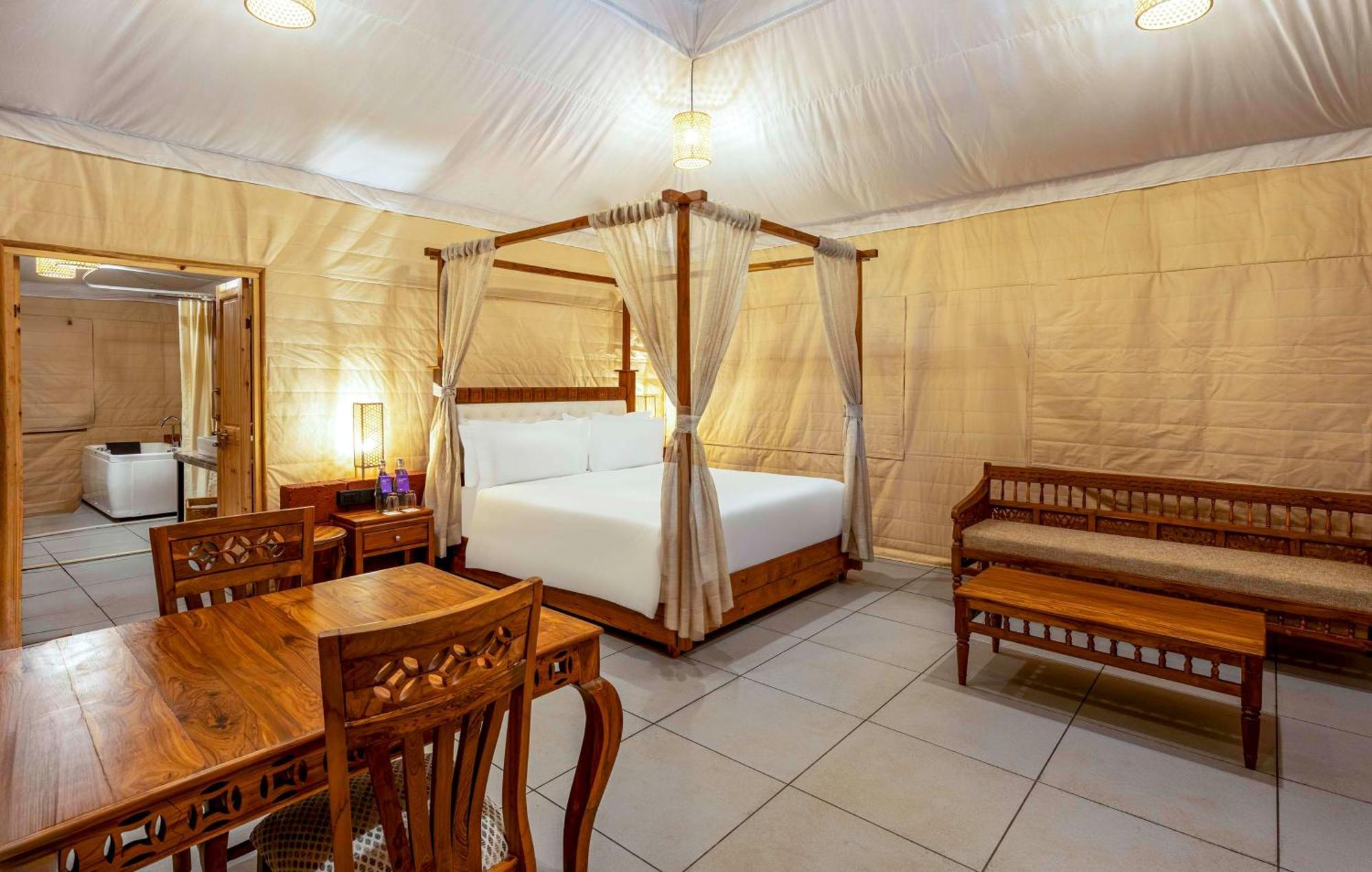 Radisson Blu Plaza Resort & Convention Centre Karjat Exteriör bild Suite