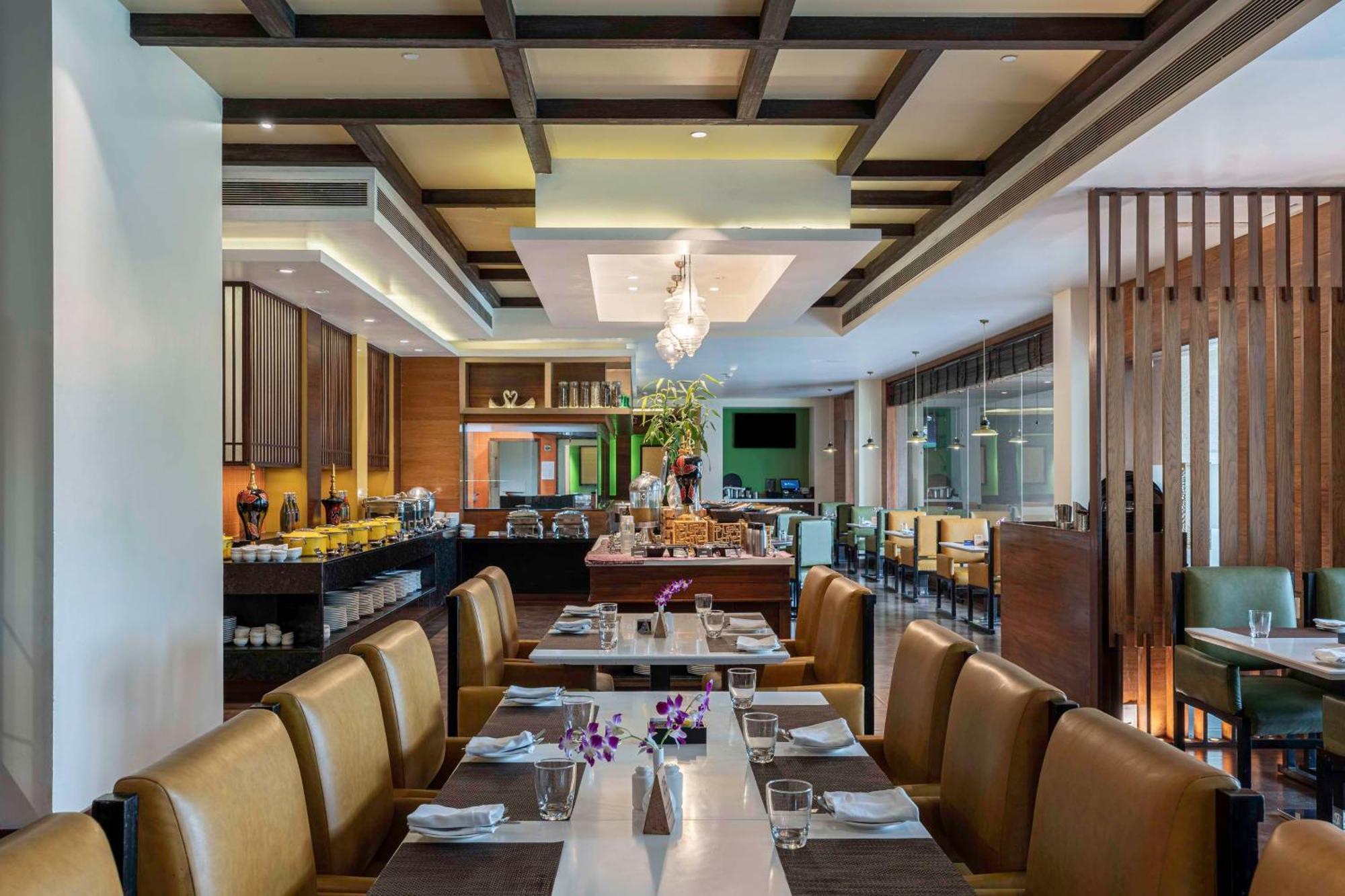 Radisson Blu Plaza Resort & Convention Centre Karjat Exteriör bild The restaurant
