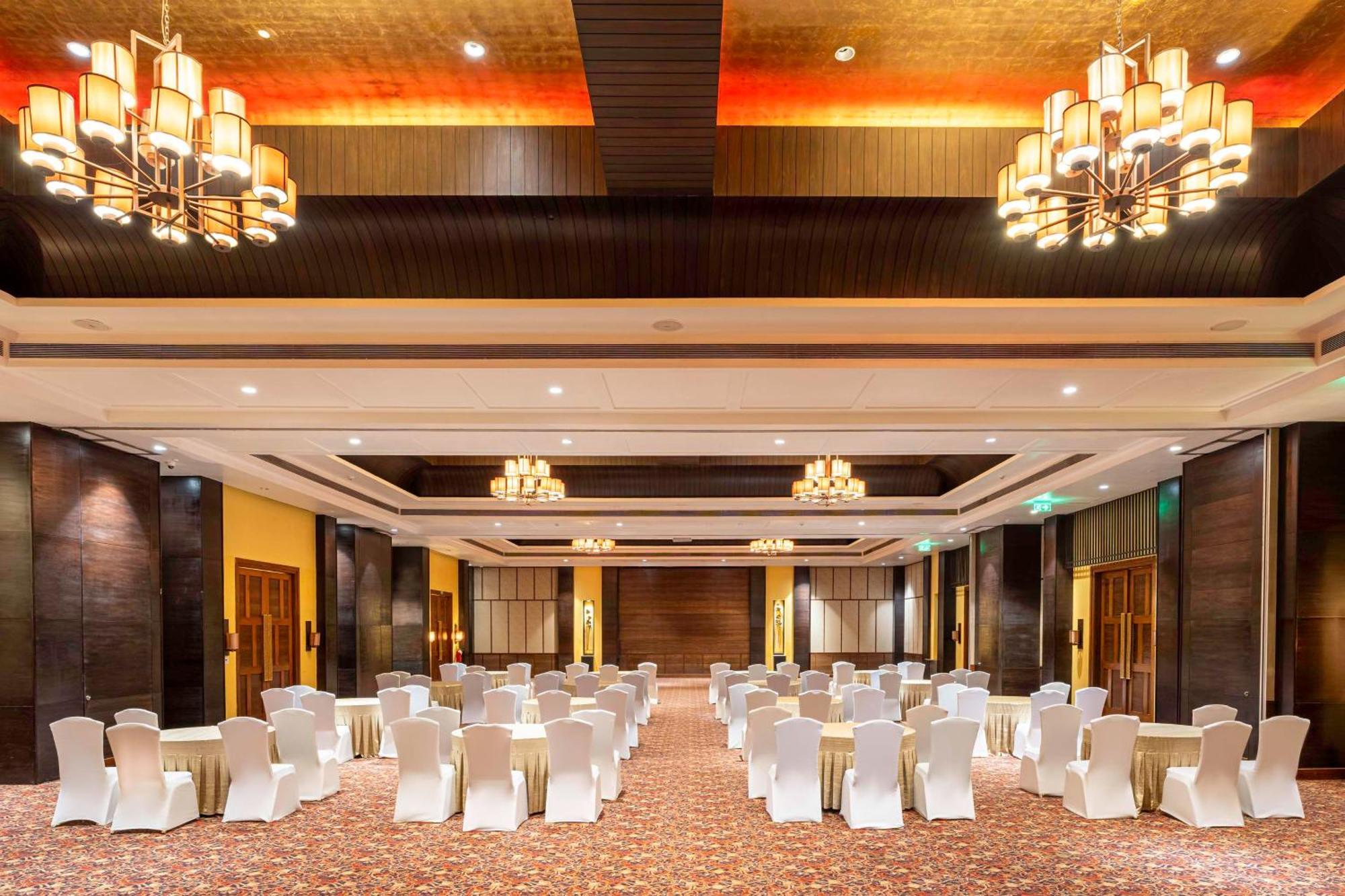Radisson Blu Plaza Resort & Convention Centre Karjat Exteriör bild The Grand Ballroom