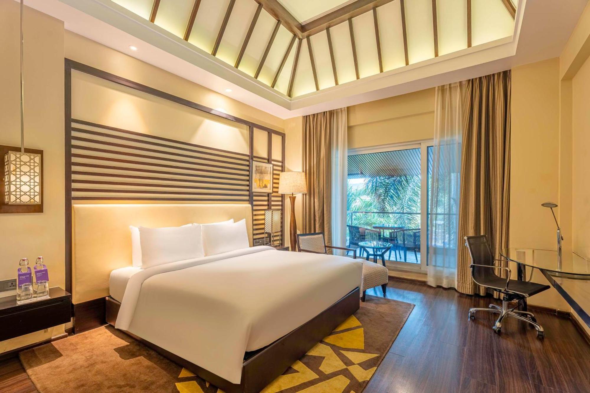 Radisson Blu Plaza Resort & Convention Centre Karjat Exteriör bild Deluxe Room