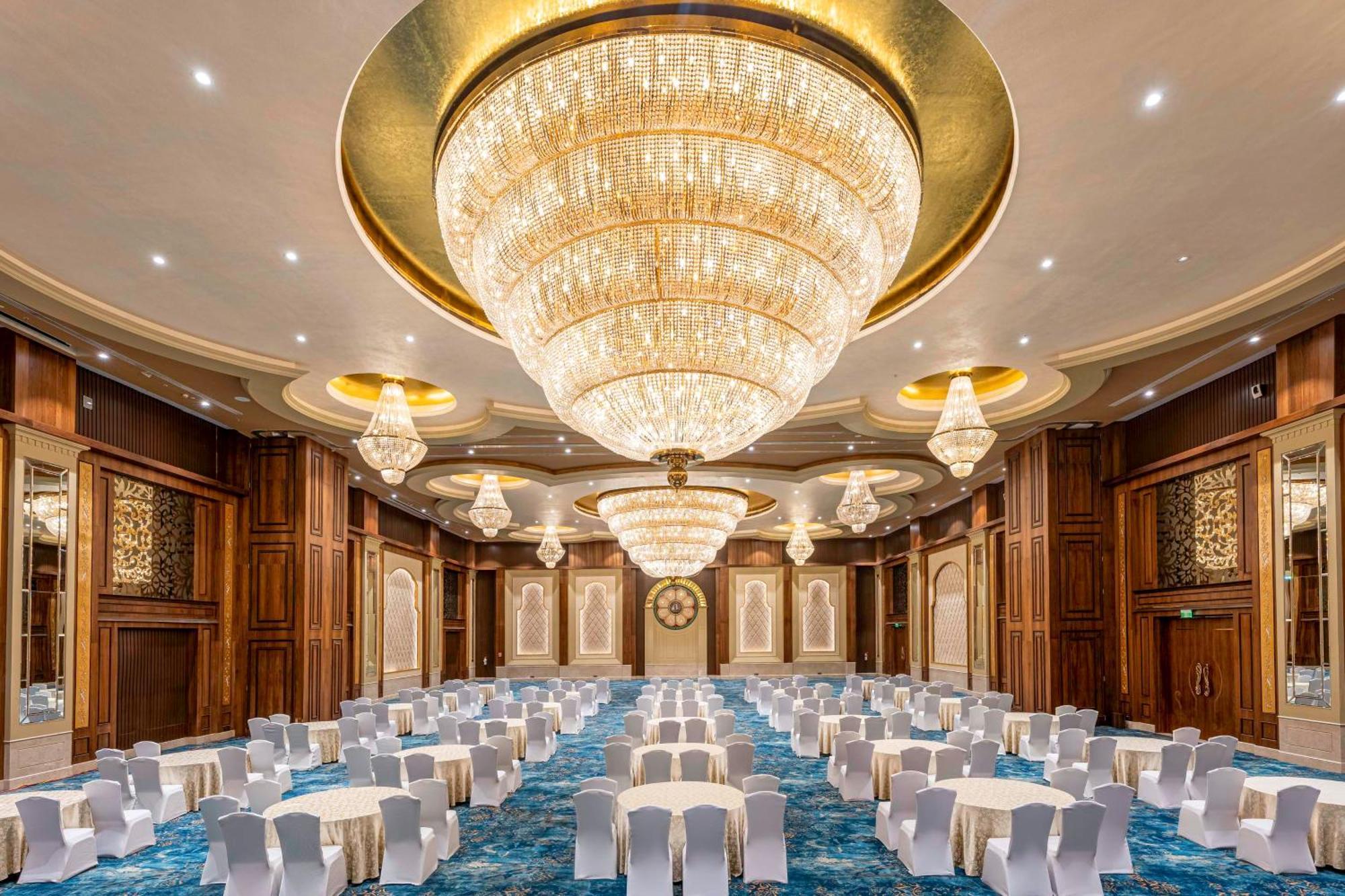Radisson Blu Plaza Resort & Convention Centre Karjat Exteriör bild The Grand Ballroom