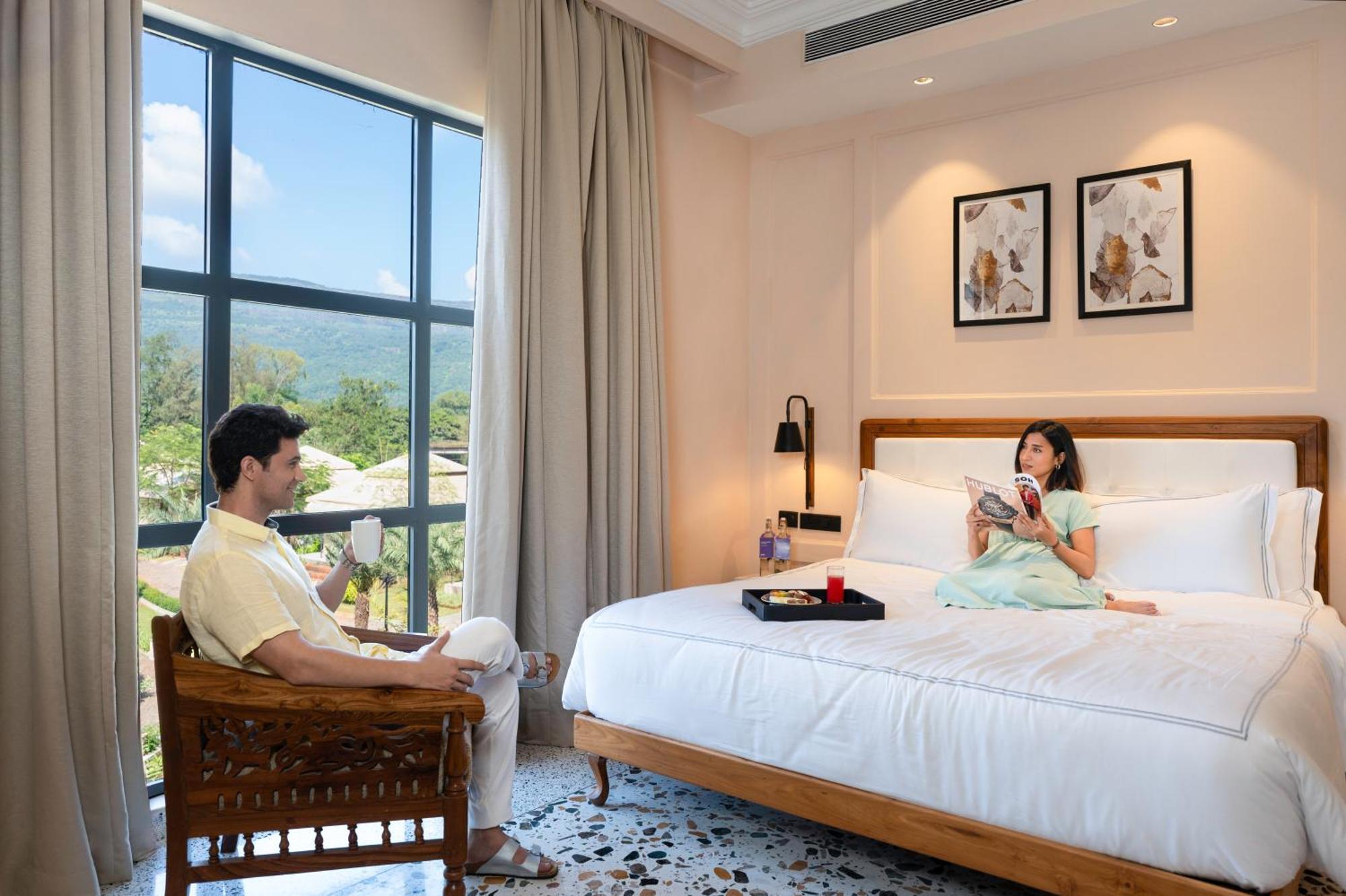 Radisson Blu Plaza Resort & Convention Centre Karjat Exteriör bild A room at the hotel