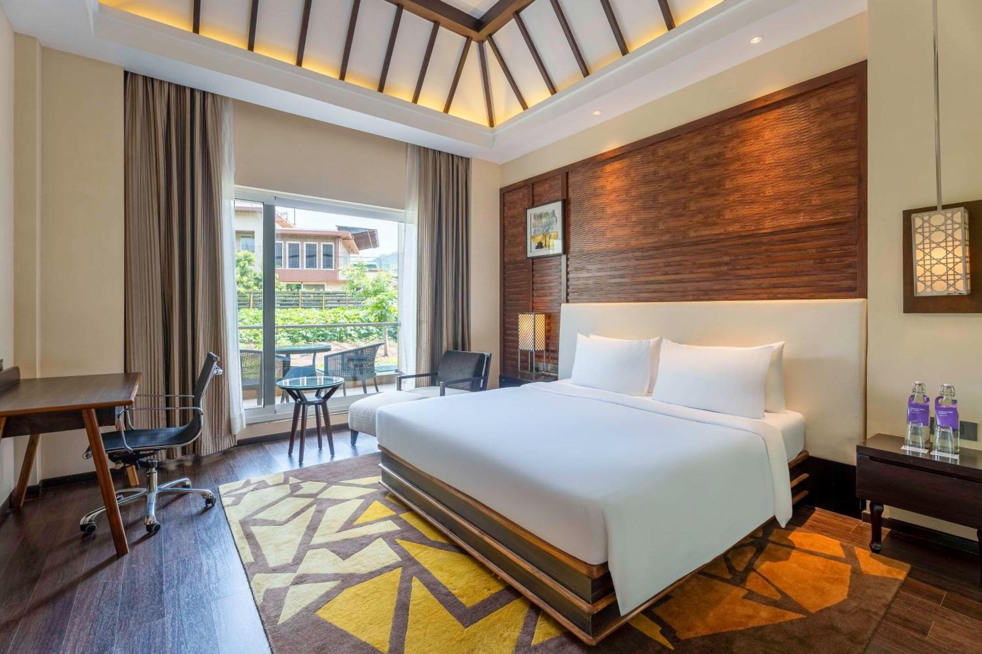 Radisson Blu Plaza Resort & Convention Centre Karjat Exteriör bild Deluxe Room