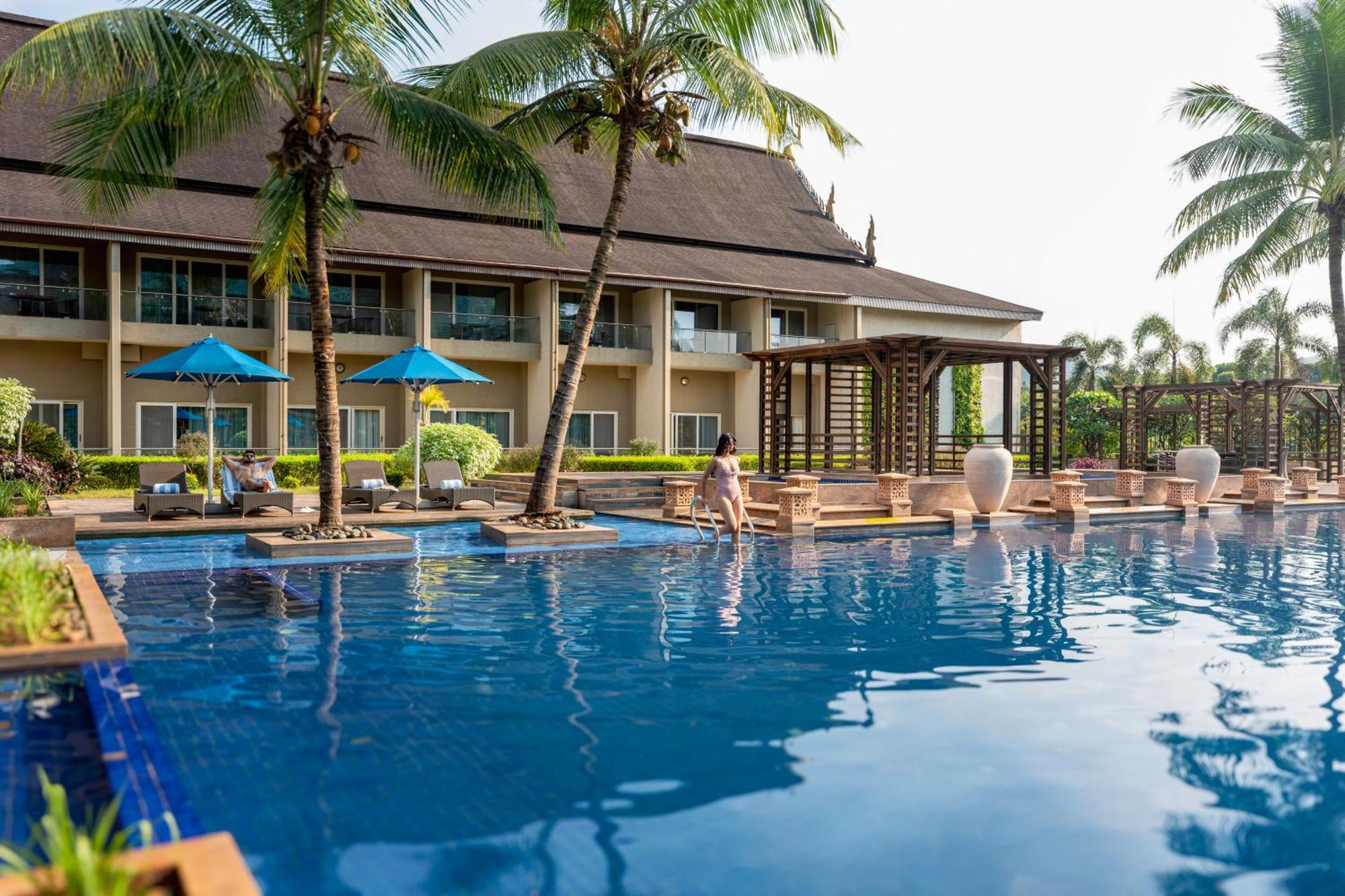 Radisson Blu Plaza Resort & Convention Centre Karjat Exteriör bild The Royal