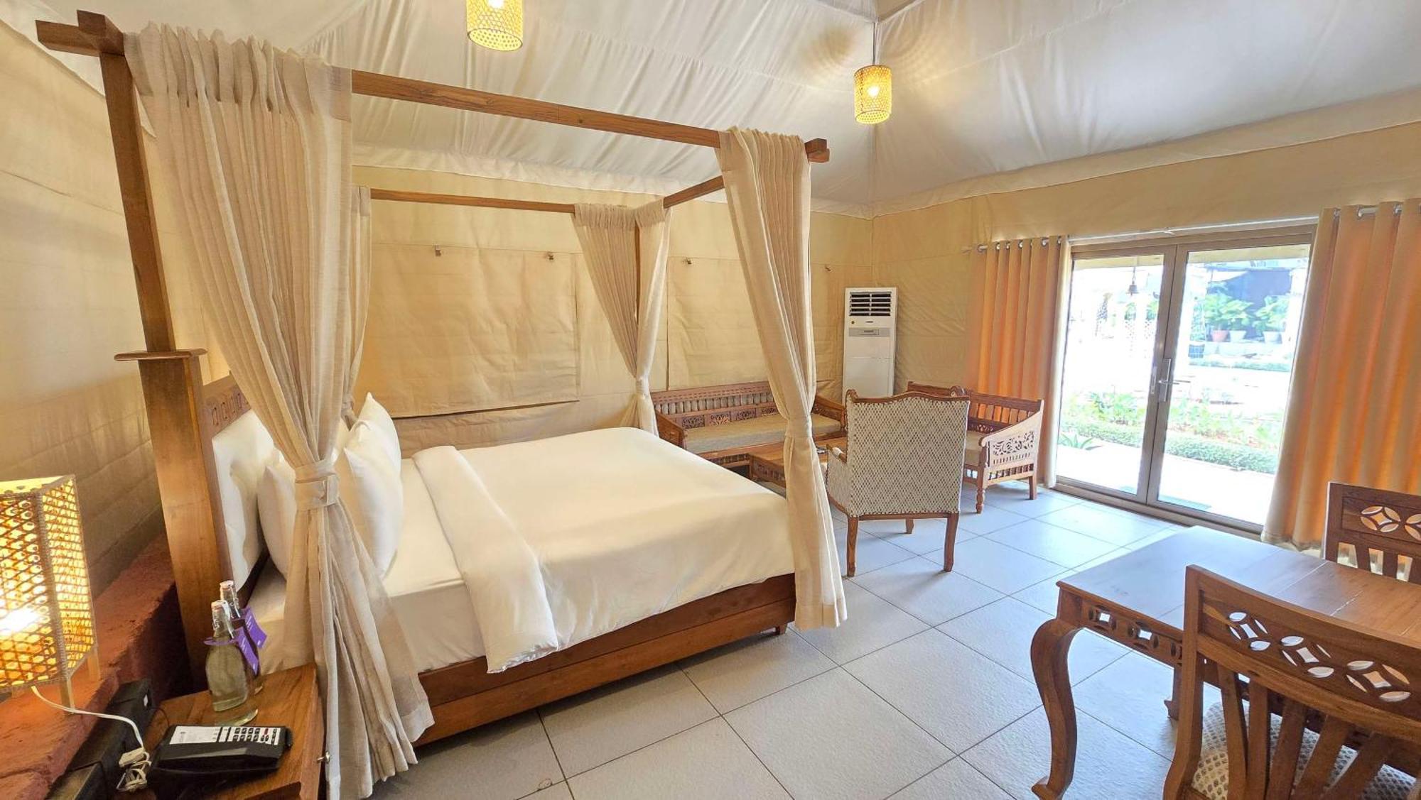 Radisson Blu Plaza Resort & Convention Centre Karjat Exteriör bild A bedroom at the resort