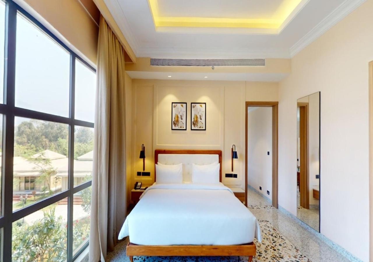 Radisson Blu Plaza Resort & Convention Centre Karjat Exteriör bild