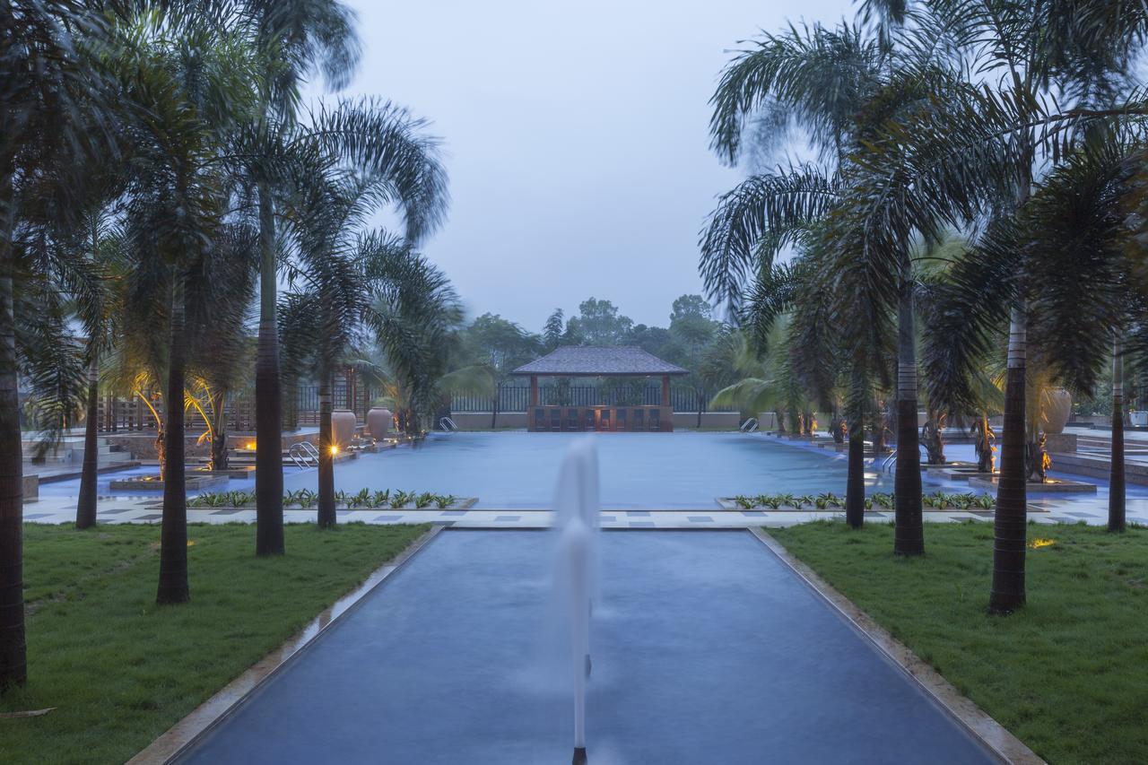 Radisson Blu Plaza Resort & Convention Centre Karjat Exteriör bild The pool at the hotel