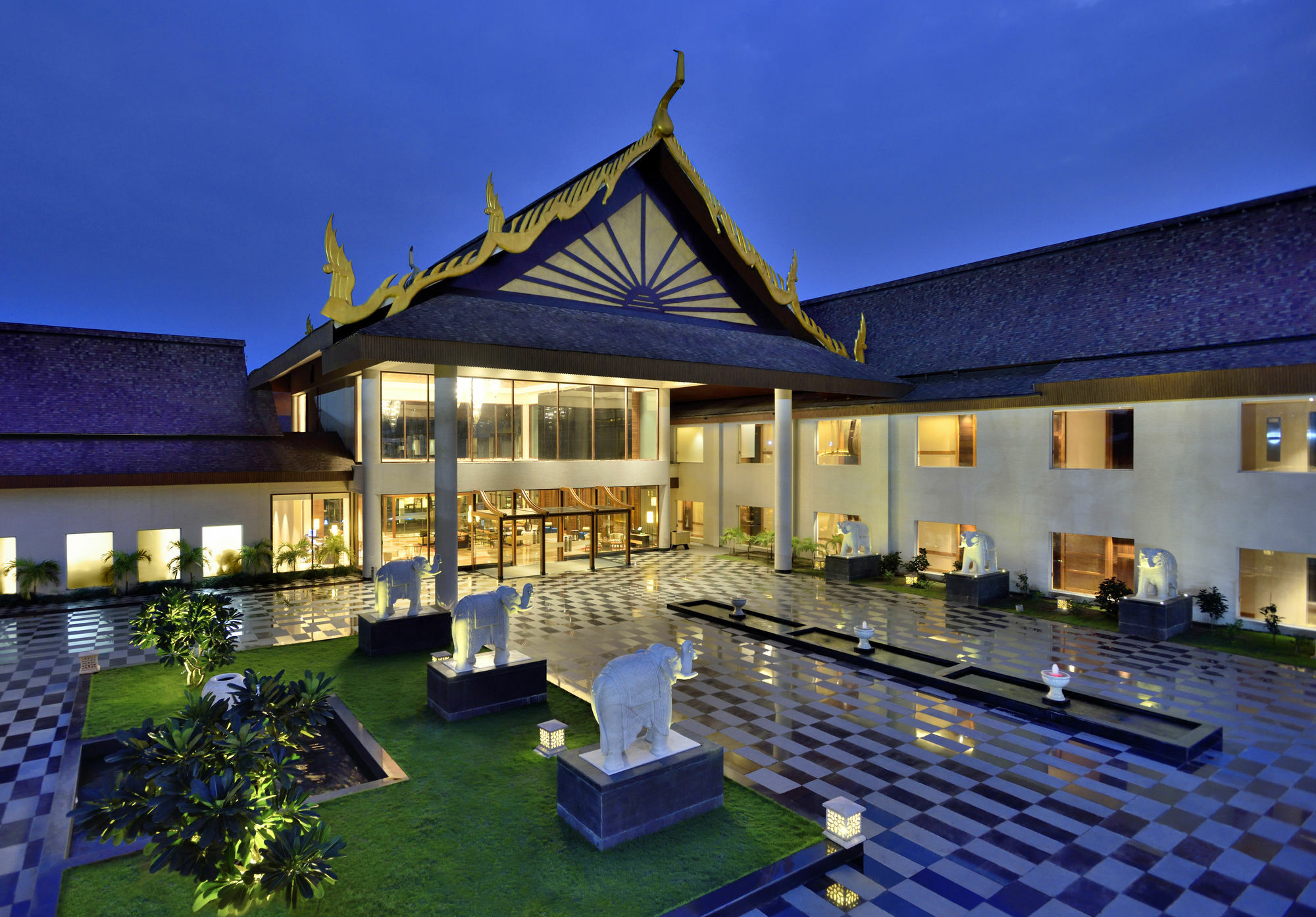 Radisson Blu Plaza Resort & Convention Centre Karjat Exteriör bild The Royal